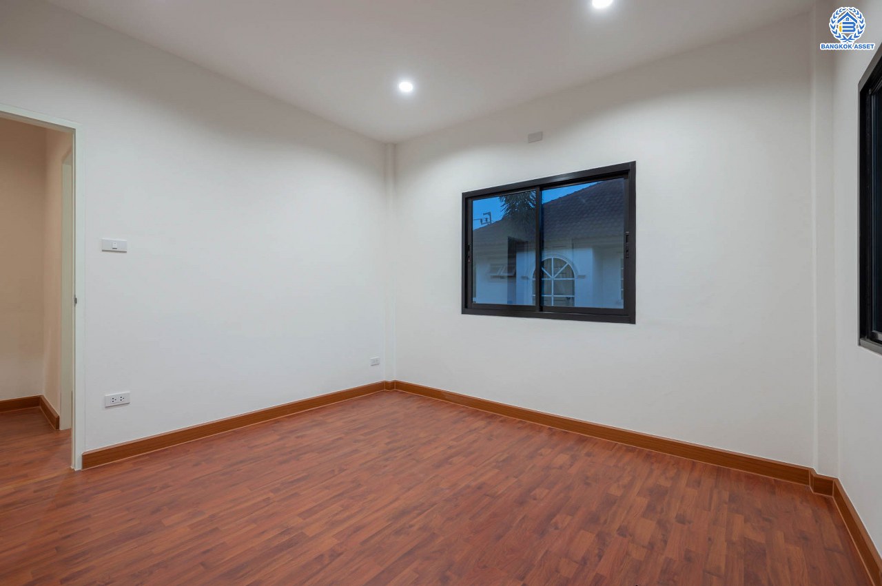 บ้านมือสองตกแต่งใหม่ โครงการ บ้านสาวิตรี พุทธมณฑลสาย3 เนื้อที่ 57.3 ตร.ว. ฟังก์ชัน 3 ห้องนอน 2 ห้องน้ำ จอดรถได้ 1 คัน บนทำเลใกล้ทางคู่ขนานลอยฟ้าบรมราชชนนี ม.มหิดล เซ็นทรัลศาลายา และรายล้อมด้วยสิ่งอำนวยความสะดวกครบ